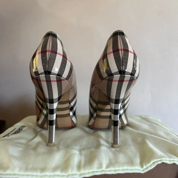Burberry Aubri Patent Pump in Classic Archive Beige